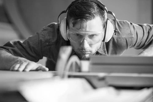 fabrication en Plexiglas Image Opérateur de Découpe de Plexiglas